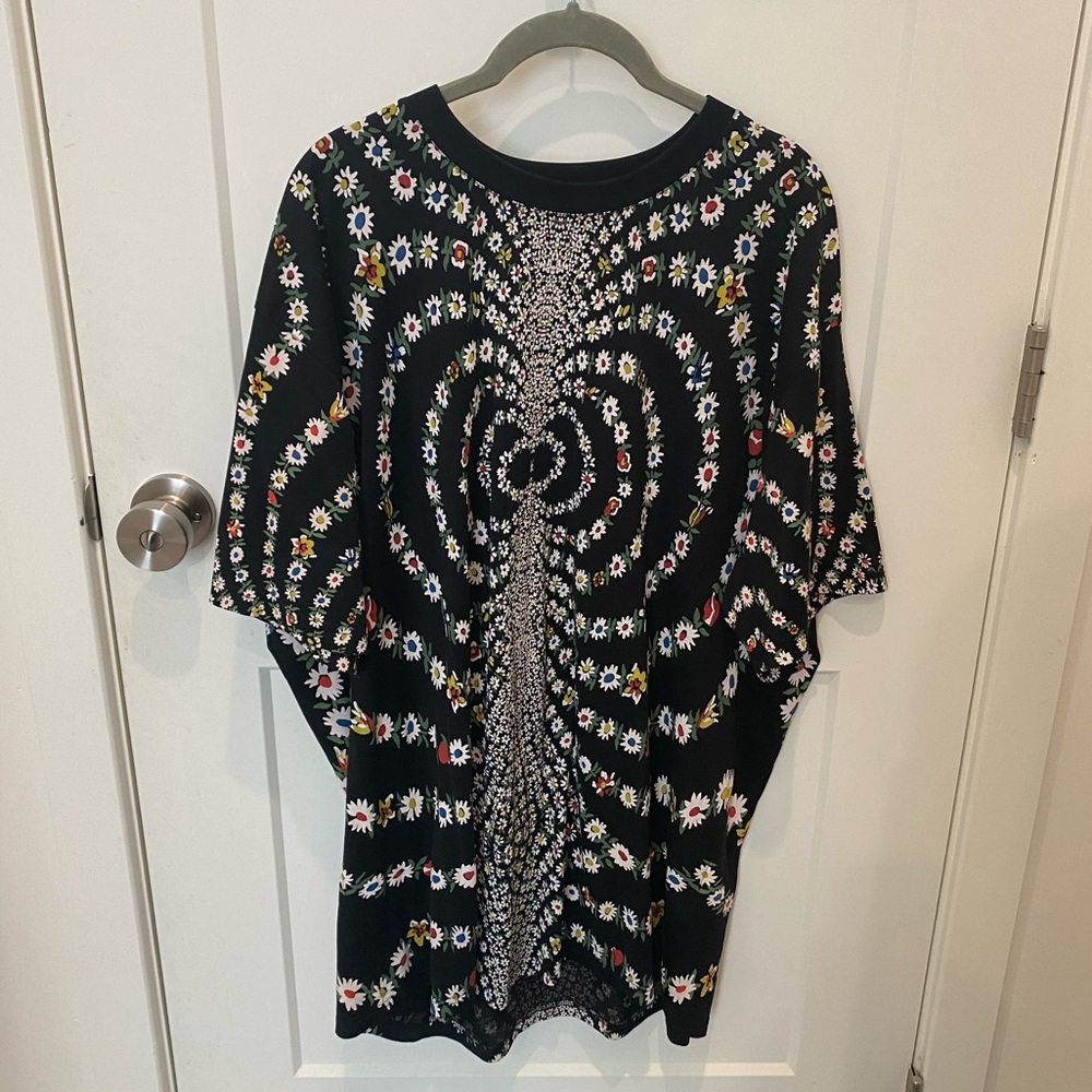 Givenchy, Kaleidoscope Daisy T-Shirt, XL, Excellent condition, worn once.